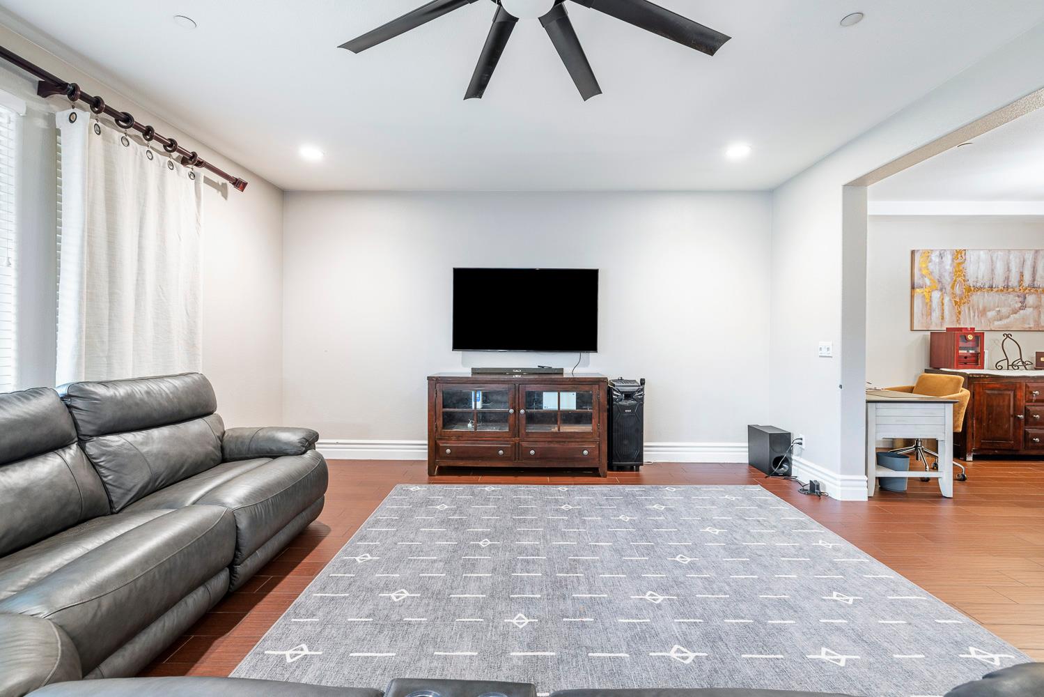 1047 Maine Ave, Clovis, CA 93619