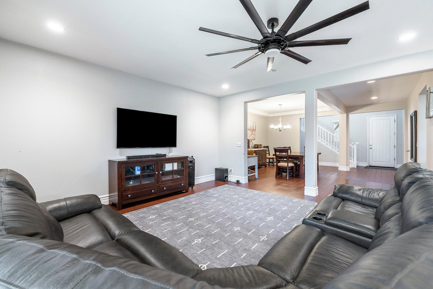 1047 Maine Ave, Clovis, CA 93619