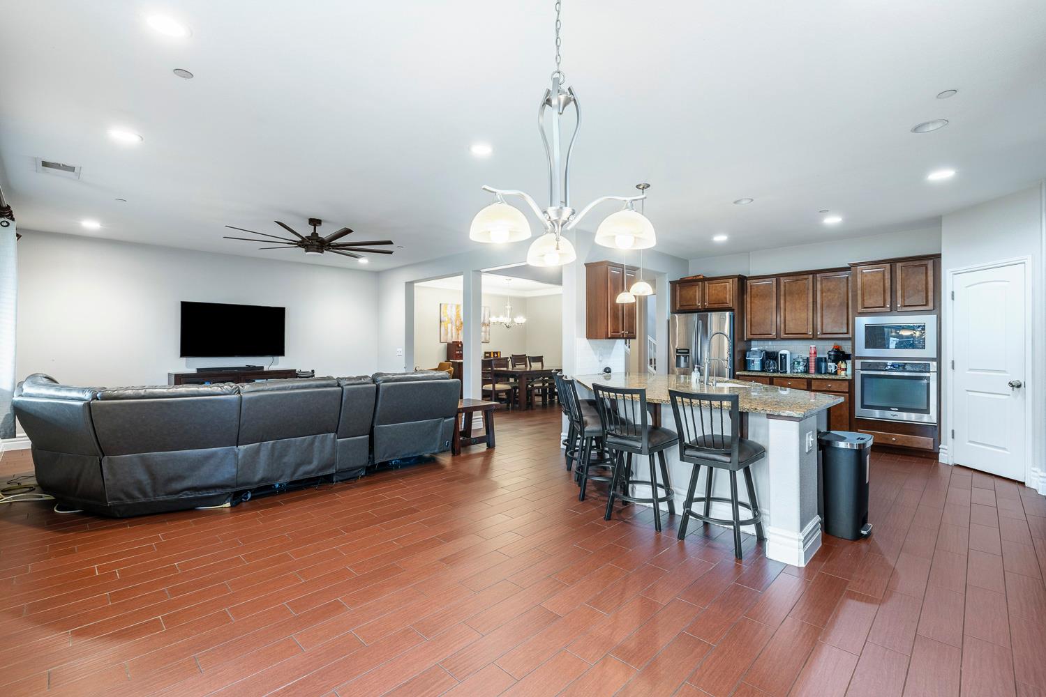 1047 Maine Ave, Clovis, CA 93619