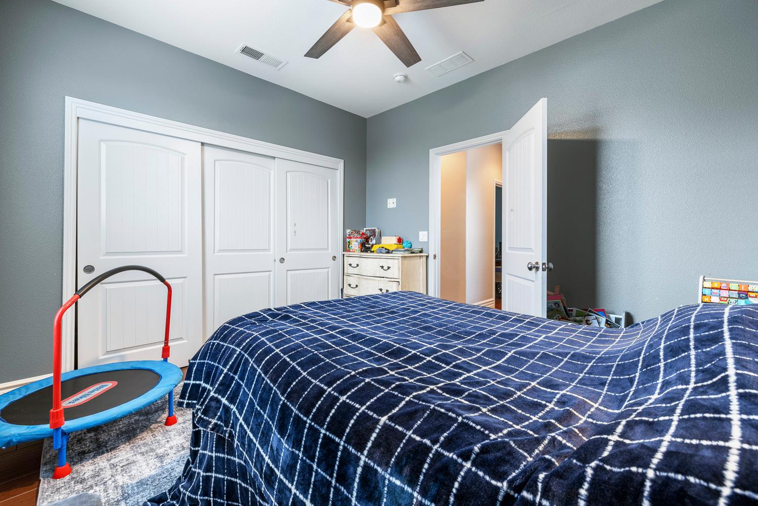 1047 Maine Ave, Clovis, CA 93619