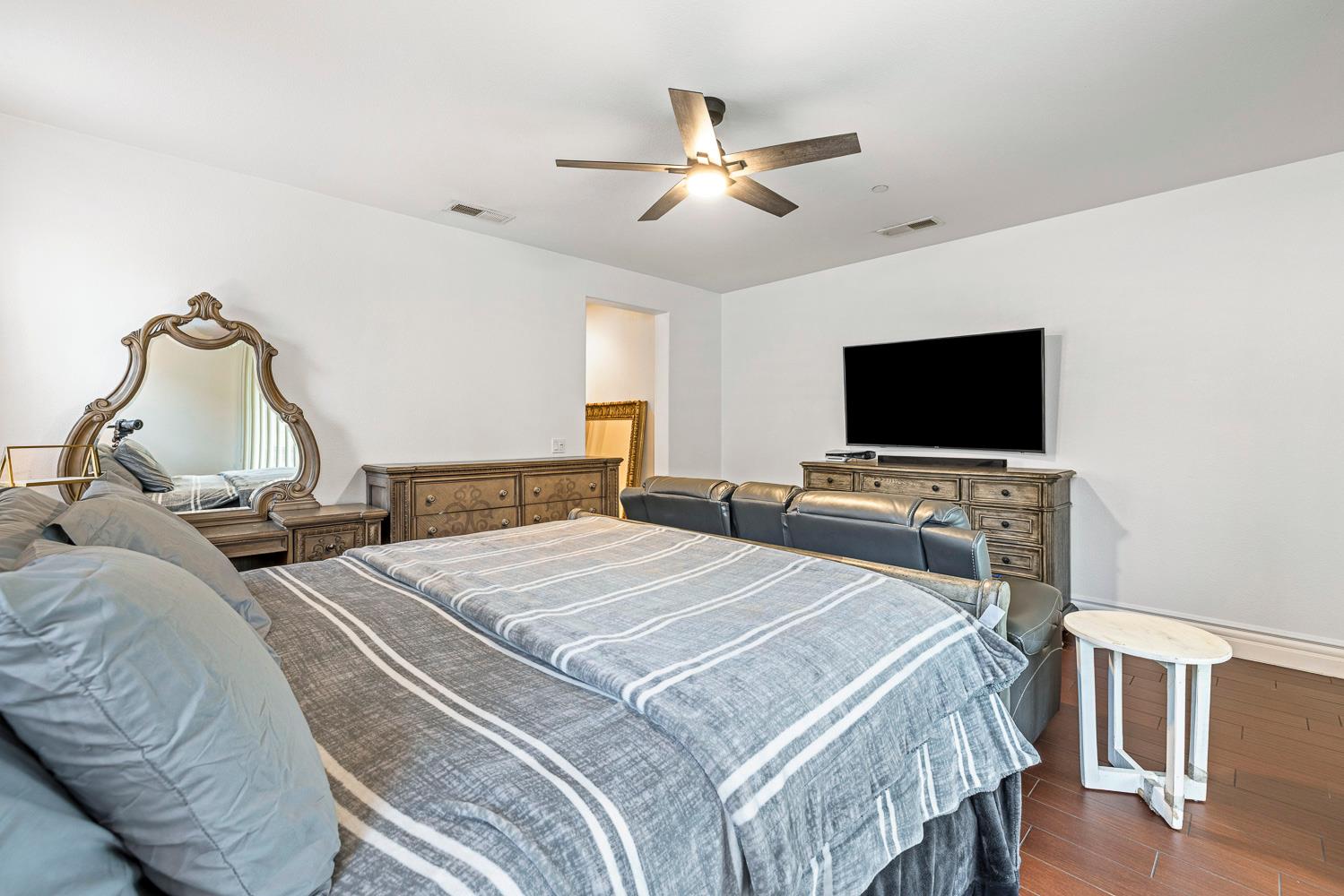 1047 Maine Ave, Clovis, CA 93619