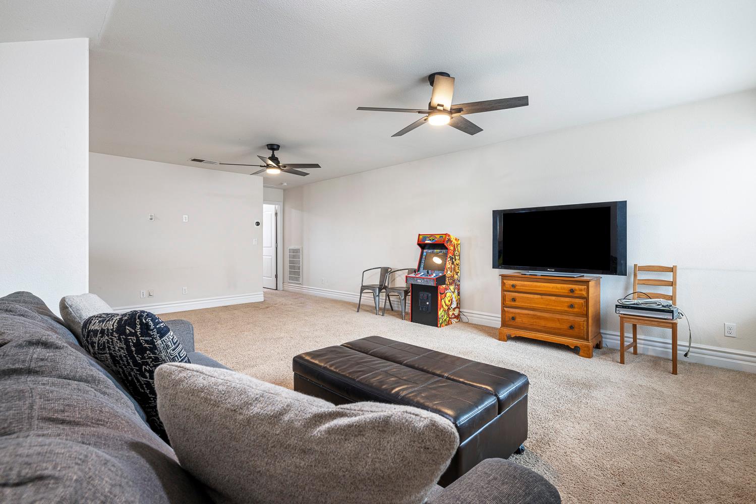 1047 Maine Ave, Clovis, CA 93619