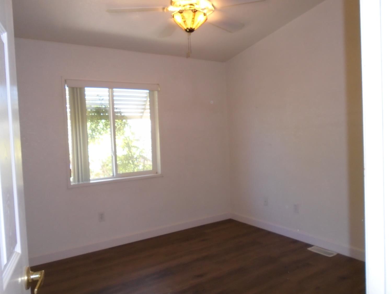 860 E Grangeville Blvd #36, Hanford, CA 93230