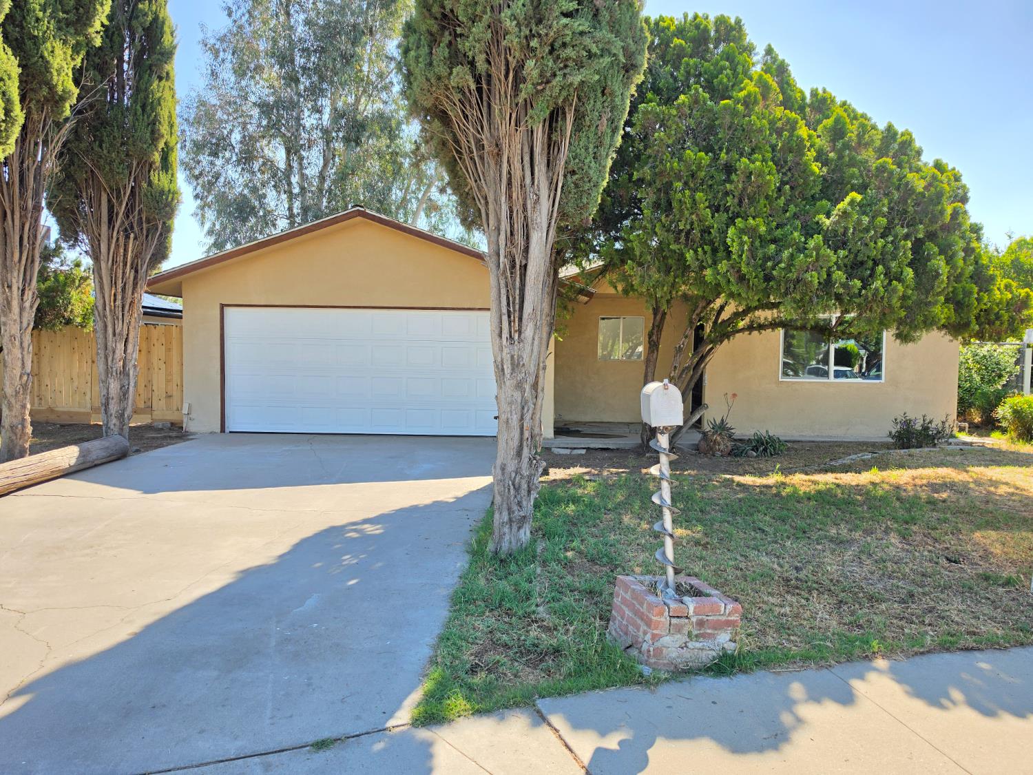 1324 Hume Dr, Sanger, CA 93657