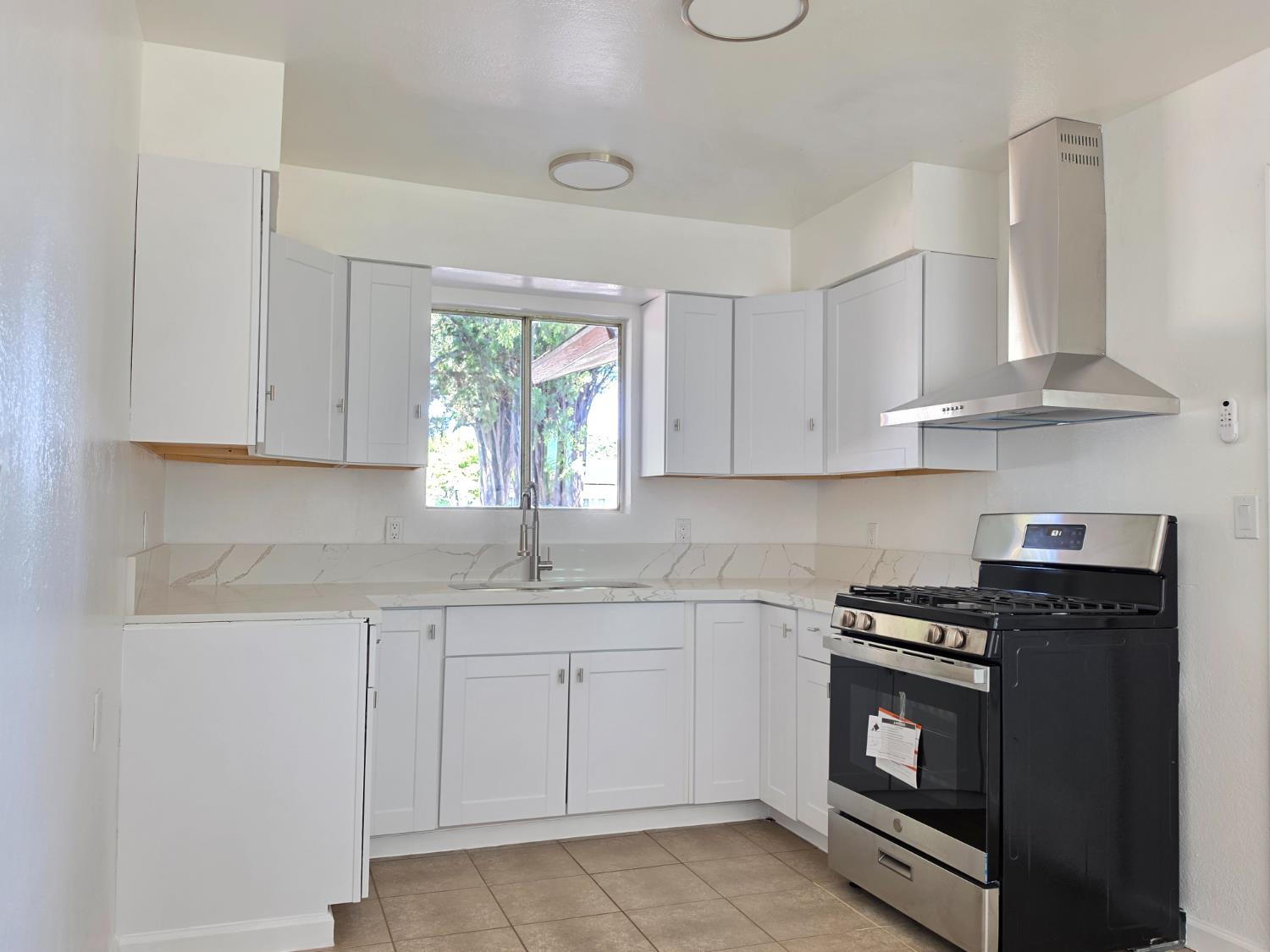 1324 Hume Dr, Sanger, CA 93657