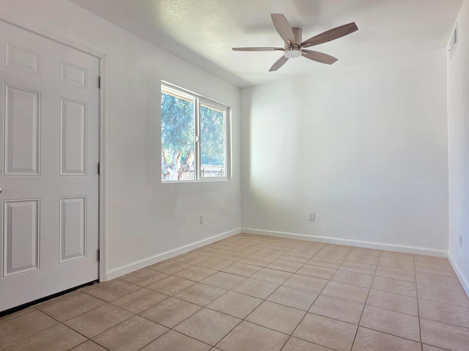 1324 Hume Dr, Sanger, CA 93657