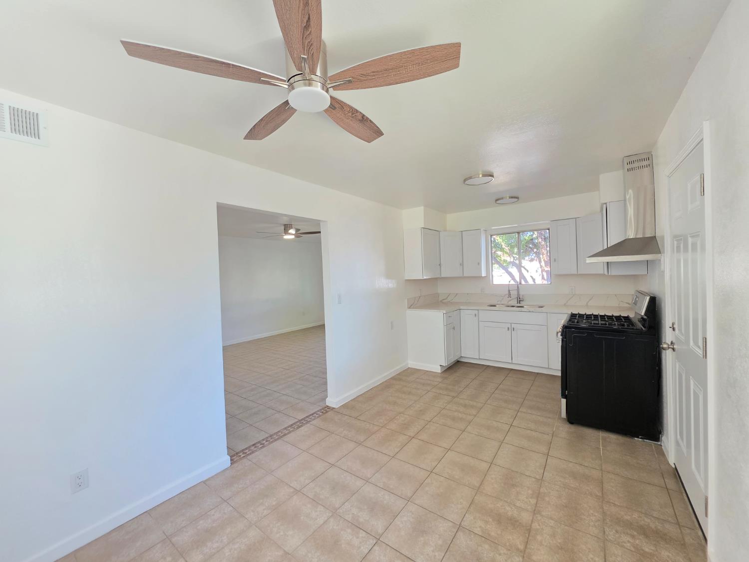 1324 Hume Dr, Sanger, CA 93657