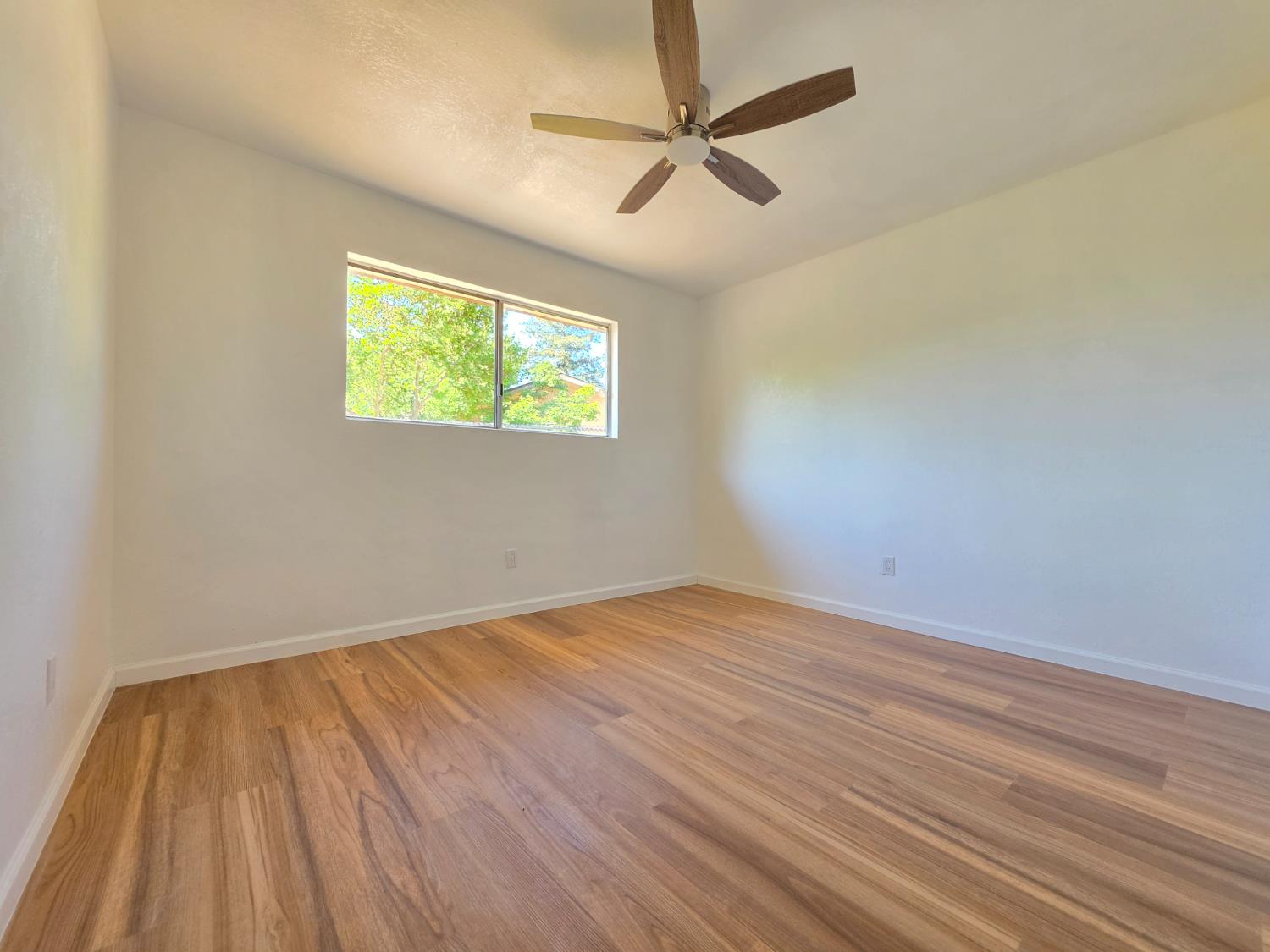 1324 Hume Dr, Sanger, CA 93657