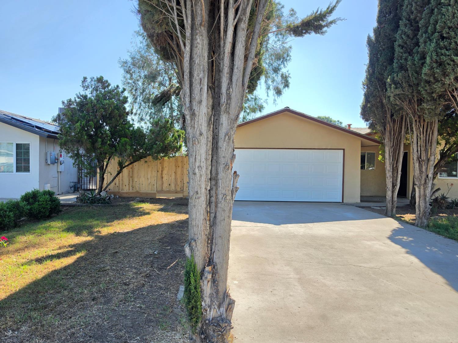 1324 Hume Dr, Sanger, CA 93657