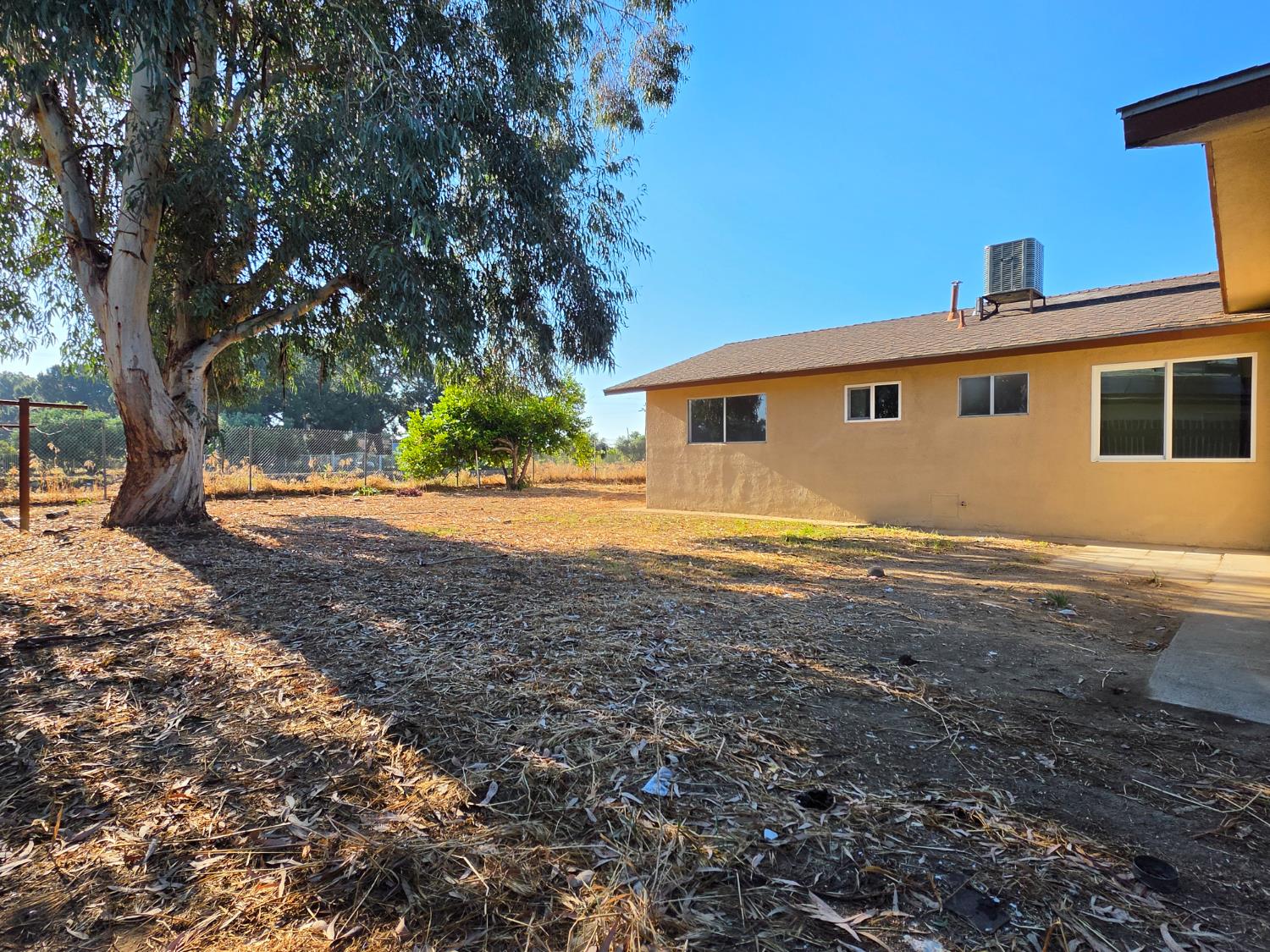 1324 Hume Dr, Sanger, CA 93657