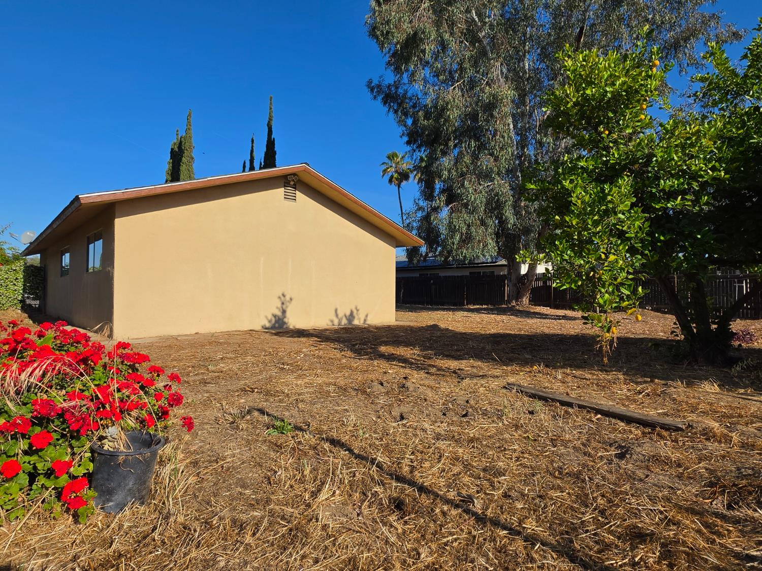 1324 Hume Dr, Sanger, CA 93657