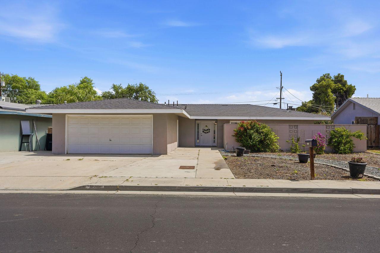 110 W Hazelwood Dr, Lemoore, CA 93245