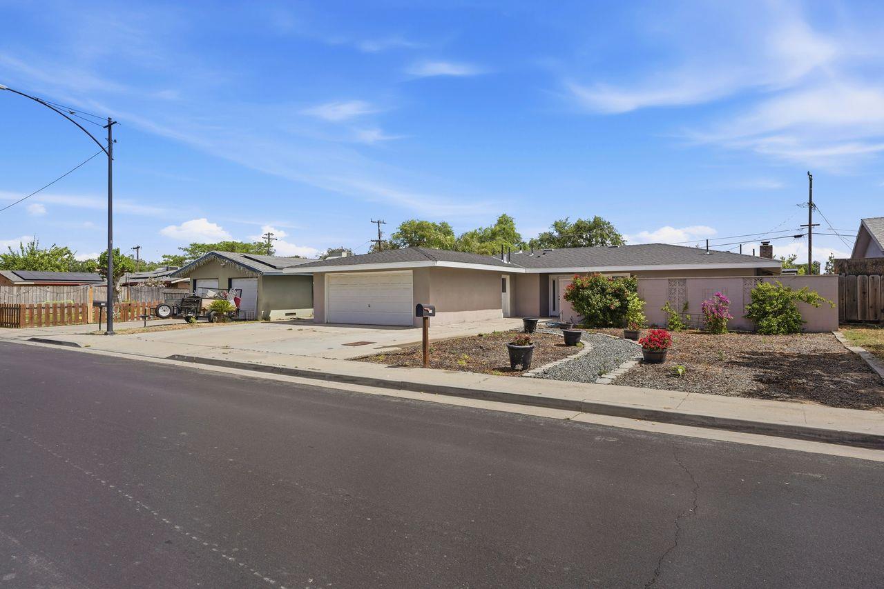 110 W Hazelwood Dr, Lemoore, CA 93245