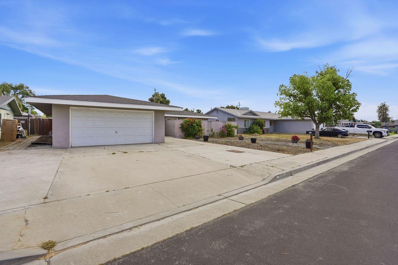 110 W Hazelwood Dr, Lemoore, CA 93245