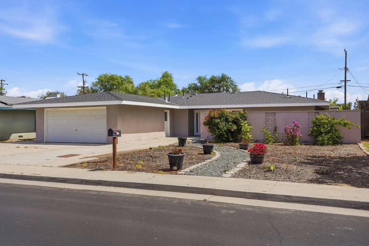 110 W Hazelwood Dr, Lemoore, CA 93245
