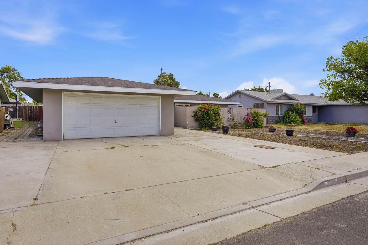 110 W Hazelwood Dr, Lemoore, CA 93245
