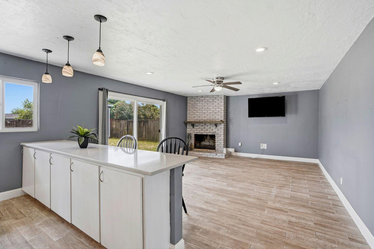 110 W Hazelwood Dr, Lemoore, CA 93245