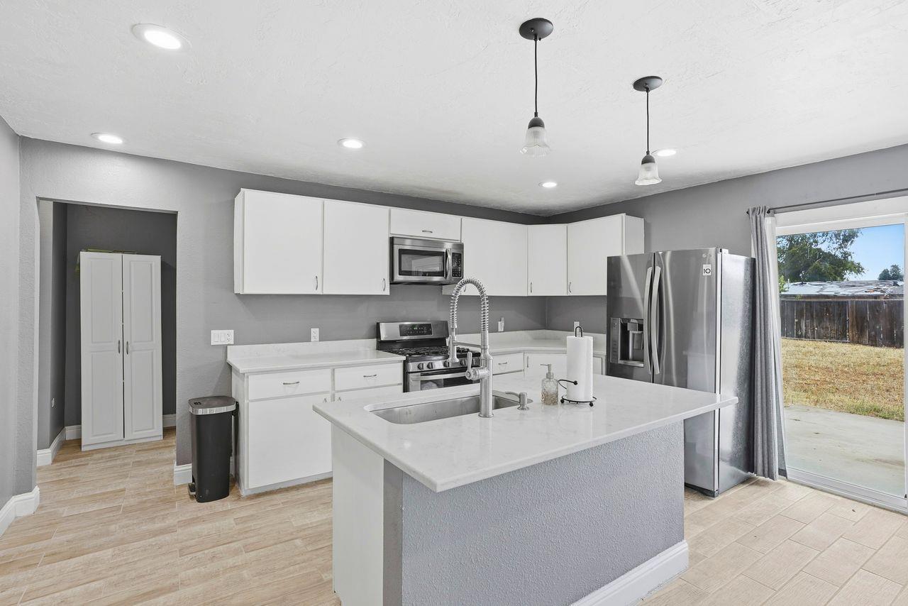 110 W Hazelwood Dr, Lemoore, CA 93245