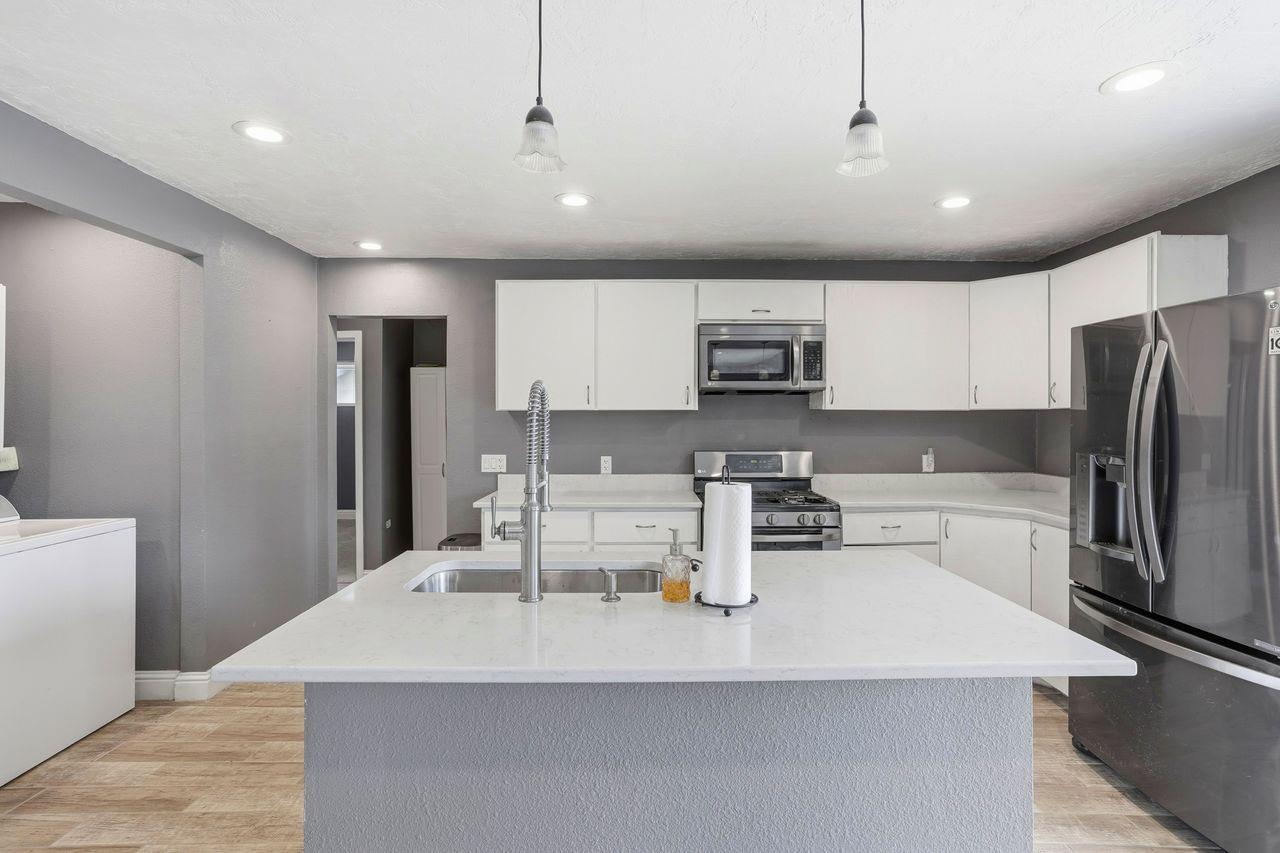 110 W Hazelwood Dr, Lemoore, CA 93245