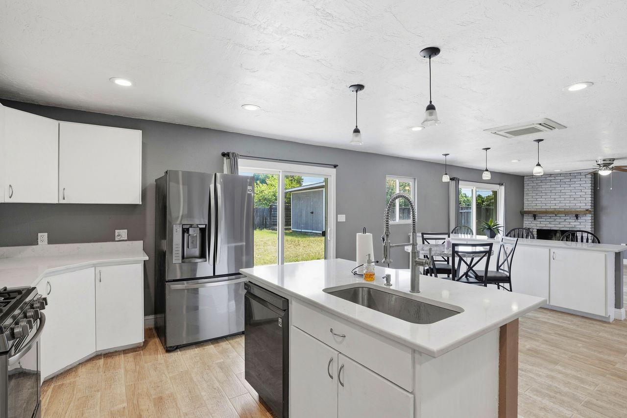 110 W Hazelwood Dr, Lemoore, CA 93245