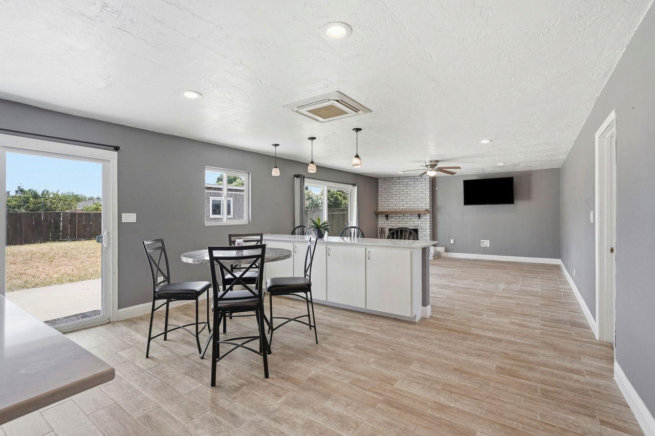 110 W Hazelwood Dr, Lemoore, CA 93245