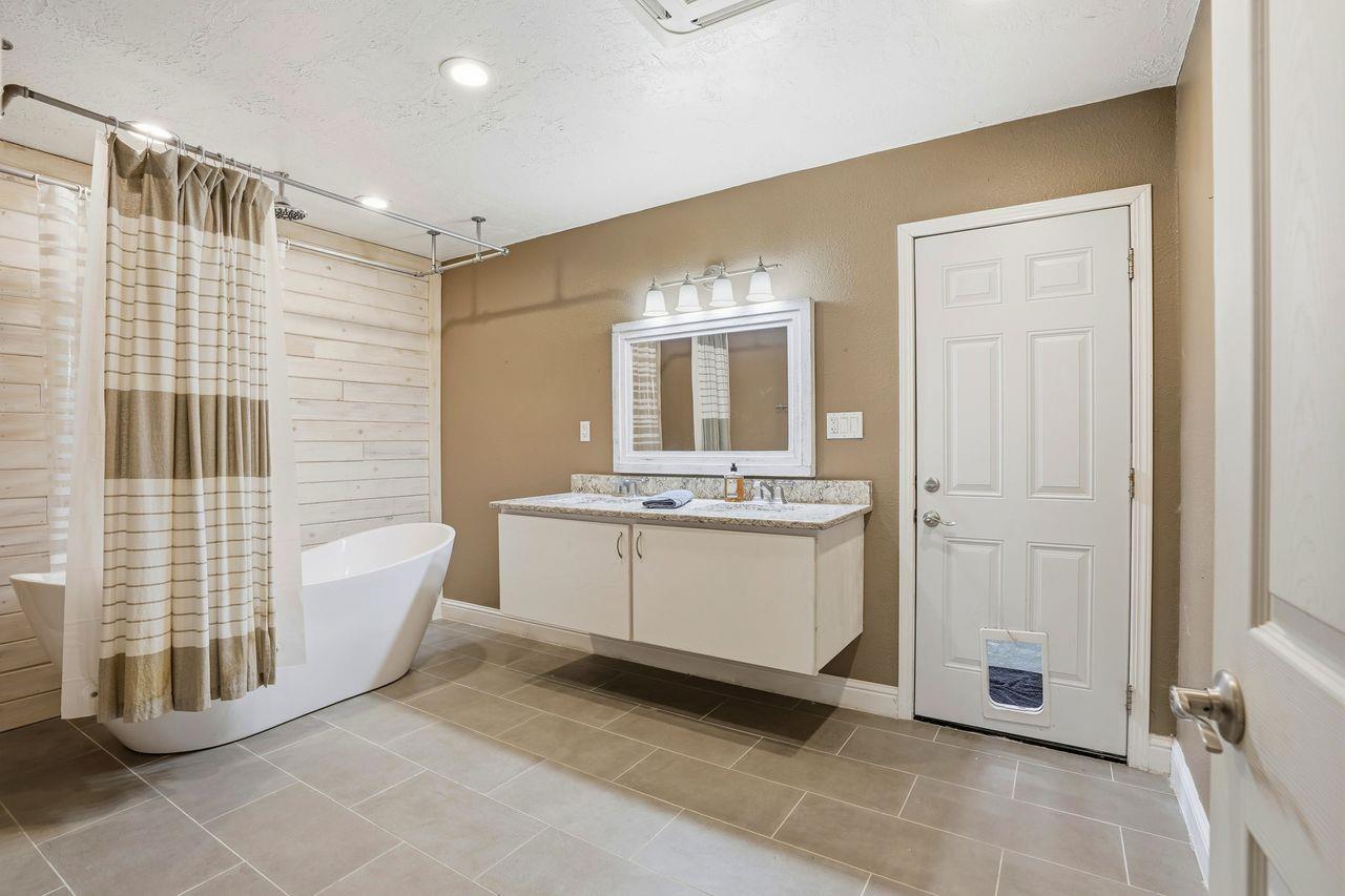 110 W Hazelwood Dr, Lemoore, CA 93245