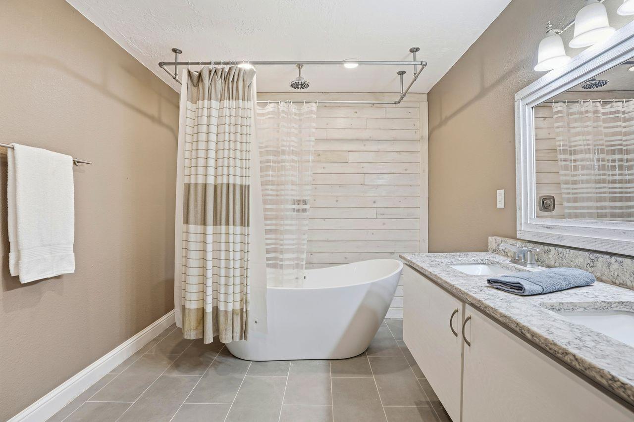110 W Hazelwood Dr, Lemoore, CA 93245
