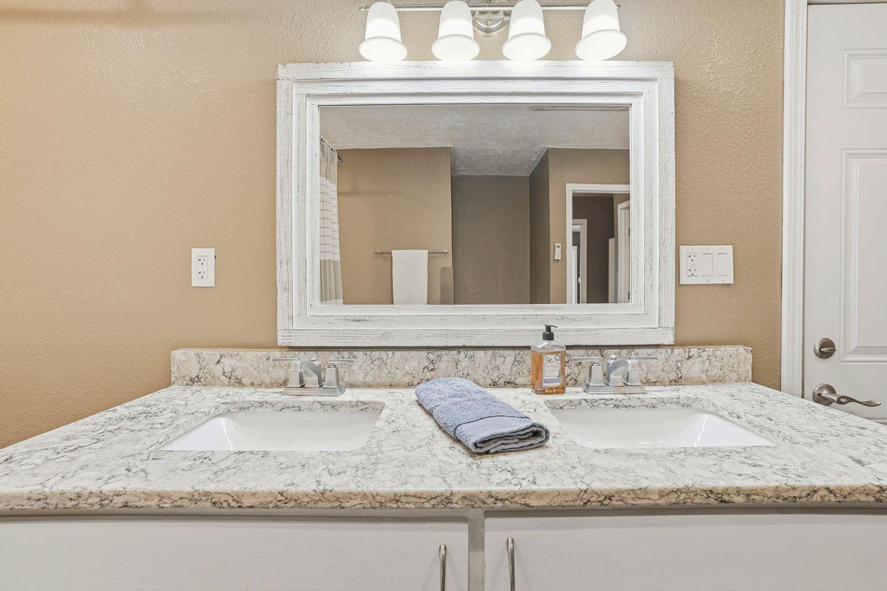 110 W Hazelwood Dr, Lemoore, CA 93245