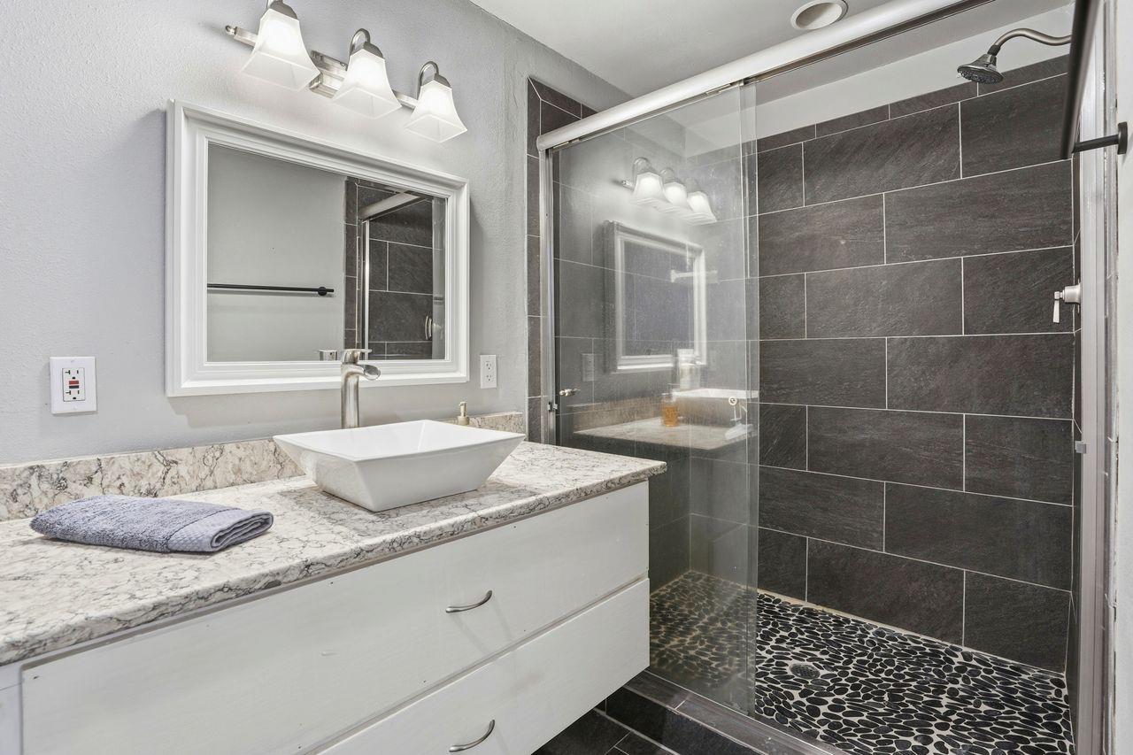 110 W Hazelwood Dr, Lemoore, CA 93245