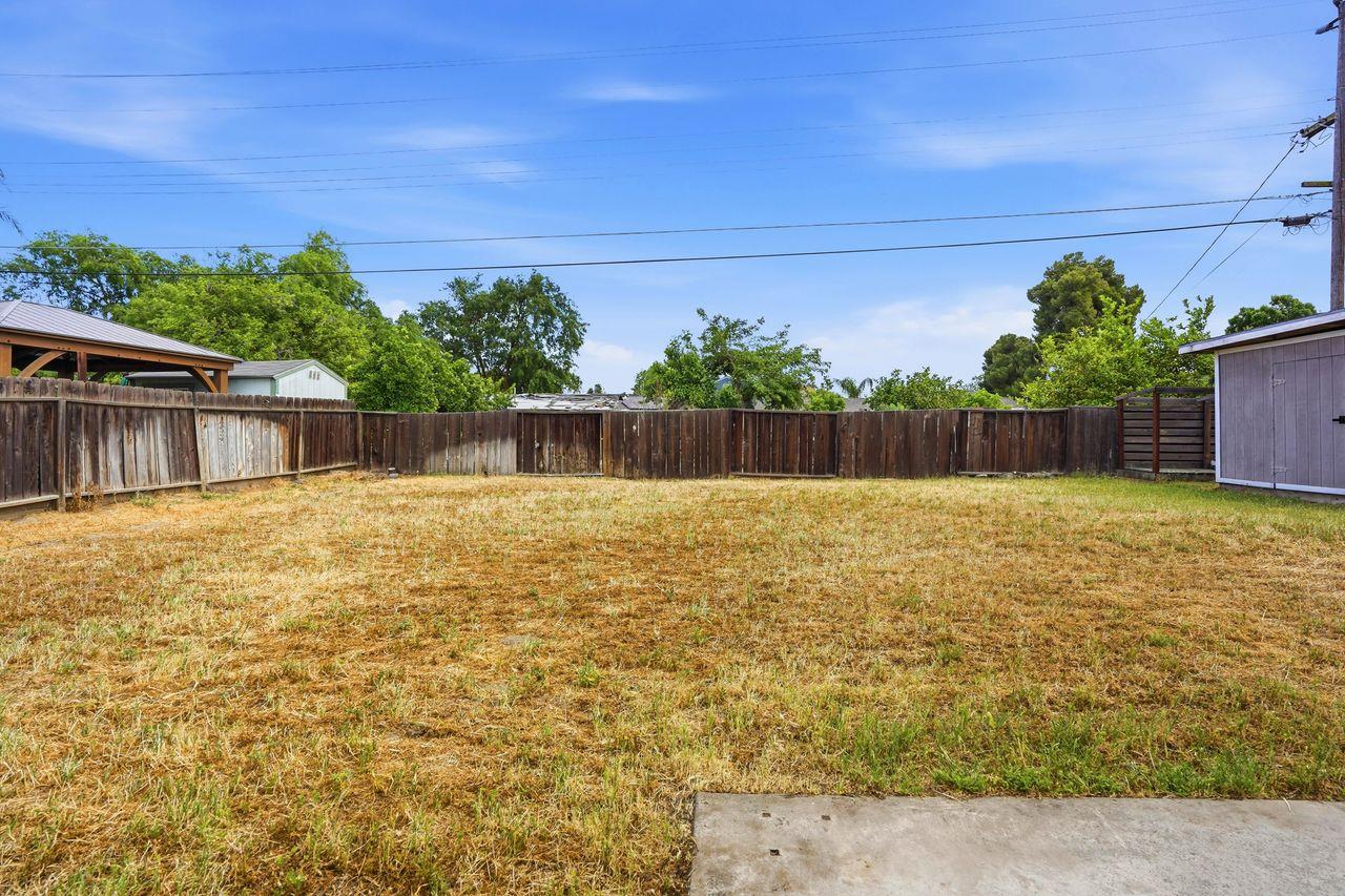 110 W Hazelwood Dr, Lemoore, CA 93245
