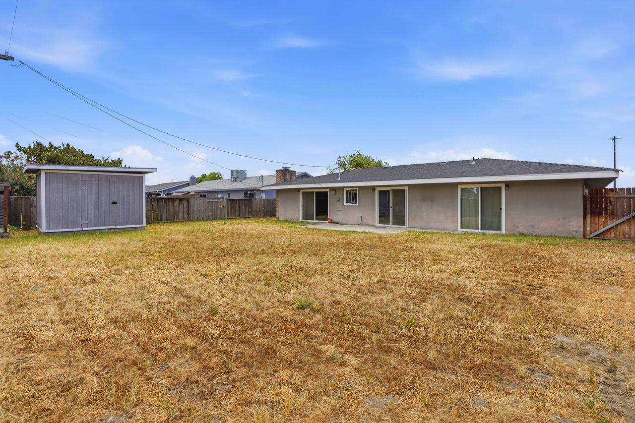 110 W Hazelwood Dr, Lemoore, CA 93245