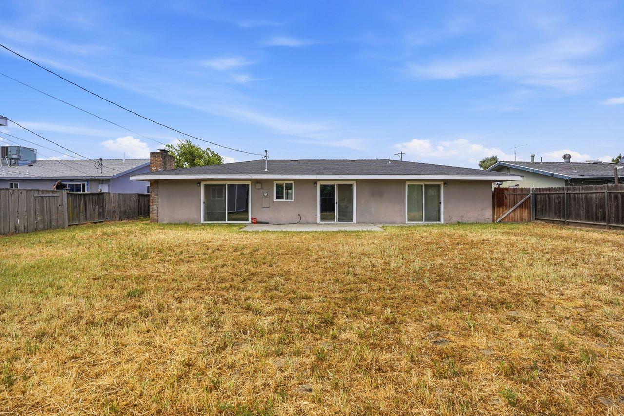 110 W Hazelwood Dr, Lemoore, CA 93245