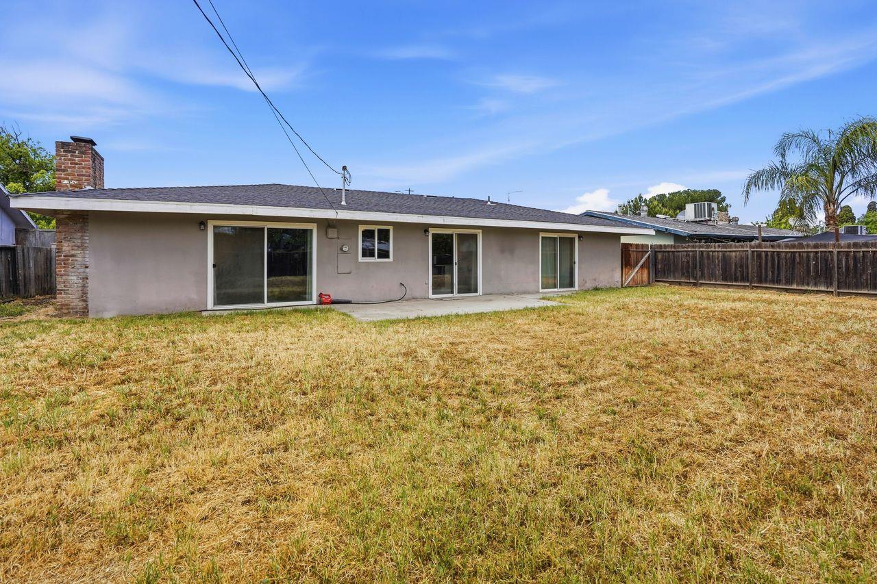 110 W Hazelwood Dr, Lemoore, CA 93245