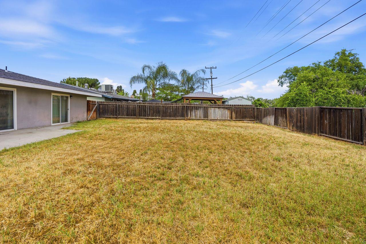 110 W Hazelwood Dr, Lemoore, CA 93245
