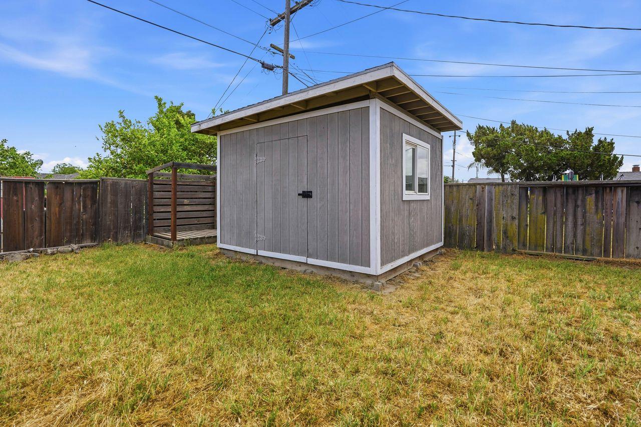 110 W Hazelwood Dr, Lemoore, CA 93245