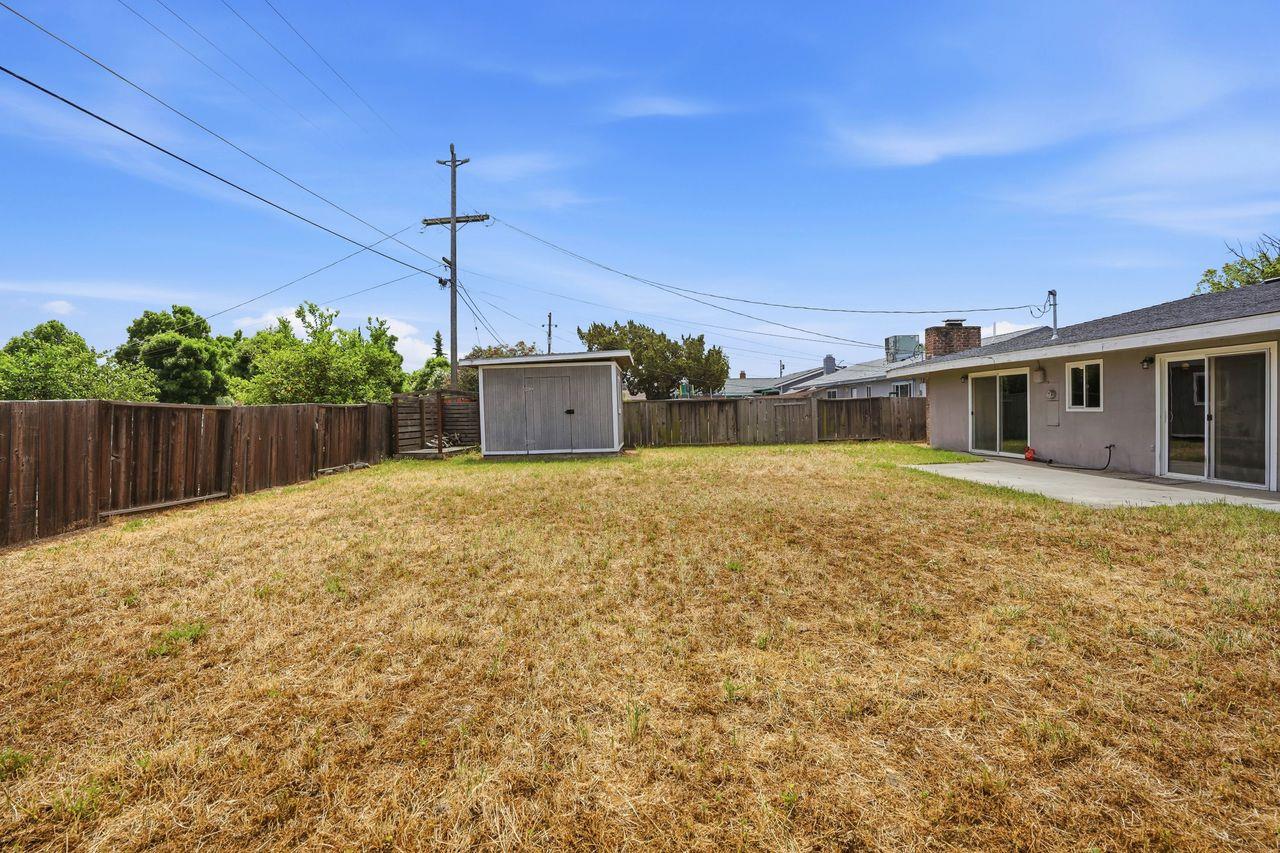 110 W Hazelwood Dr, Lemoore, CA 93245