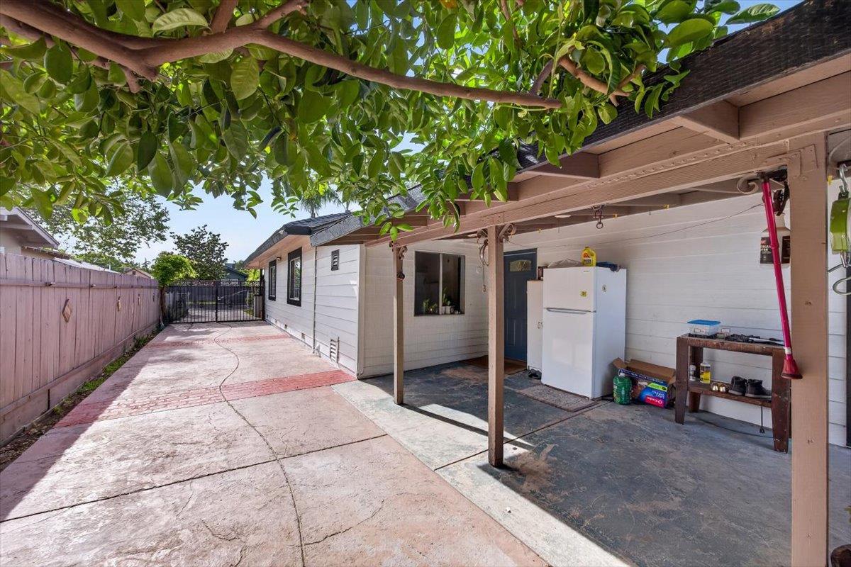 1264 N Calaveras St, Fresno, CA 93728