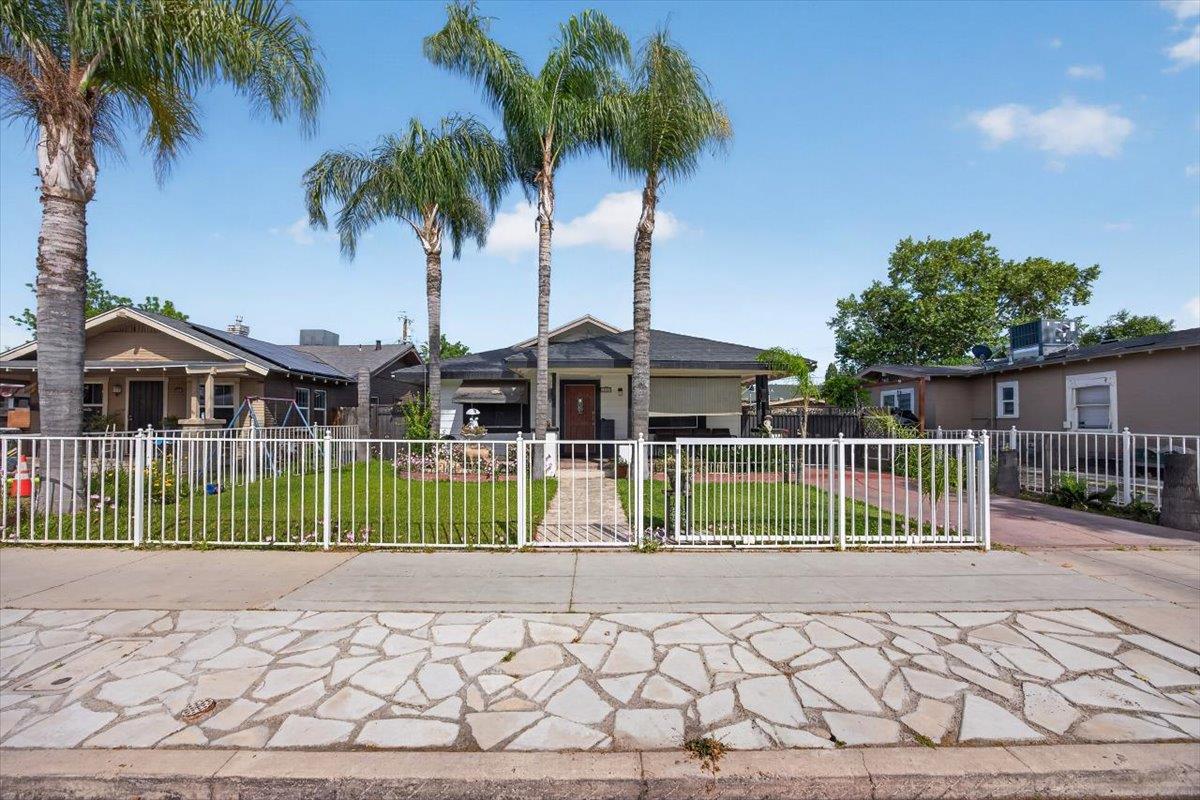 1264 N Calaveras St, Fresno, CA 93728