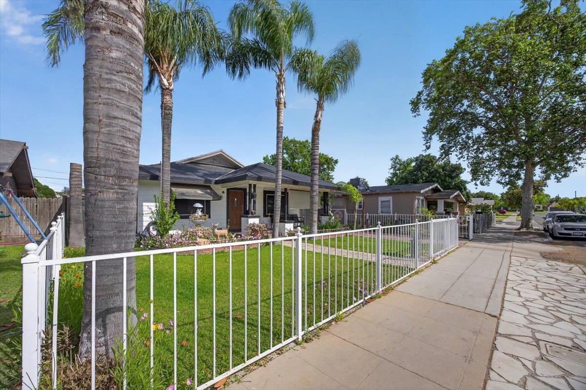 1264 N Calaveras St, Fresno, CA 93728