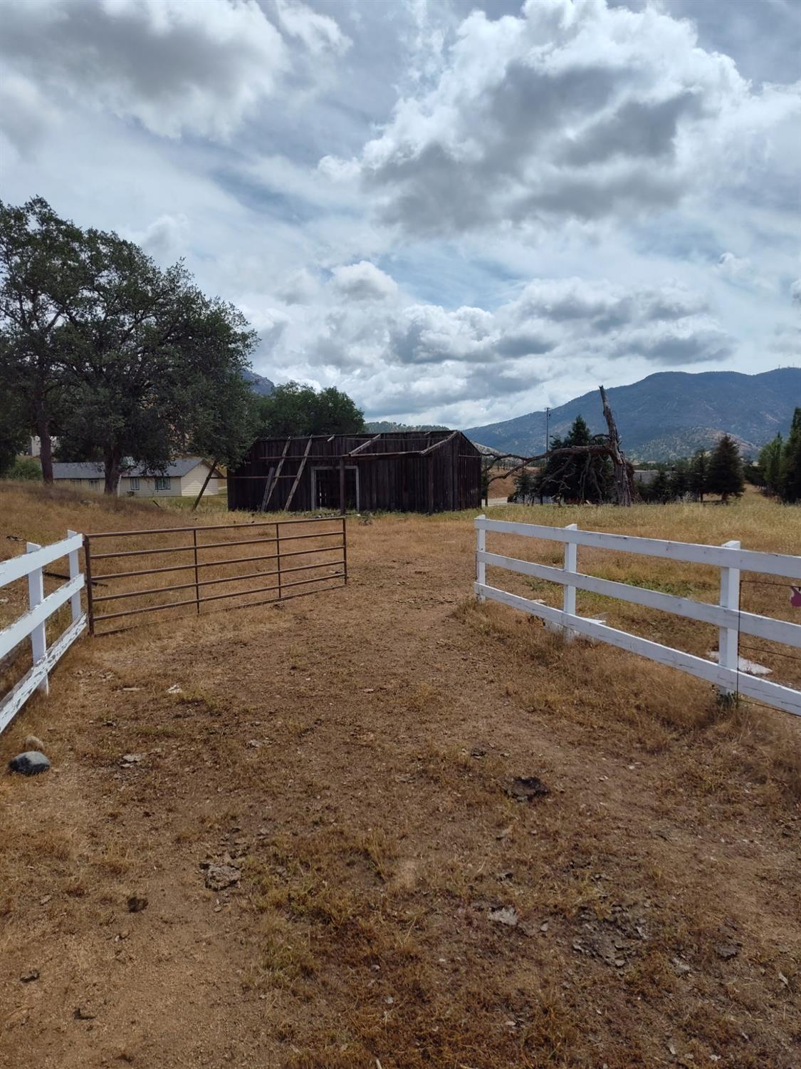 8121 Monreal Dr, Sanger, CA 93657