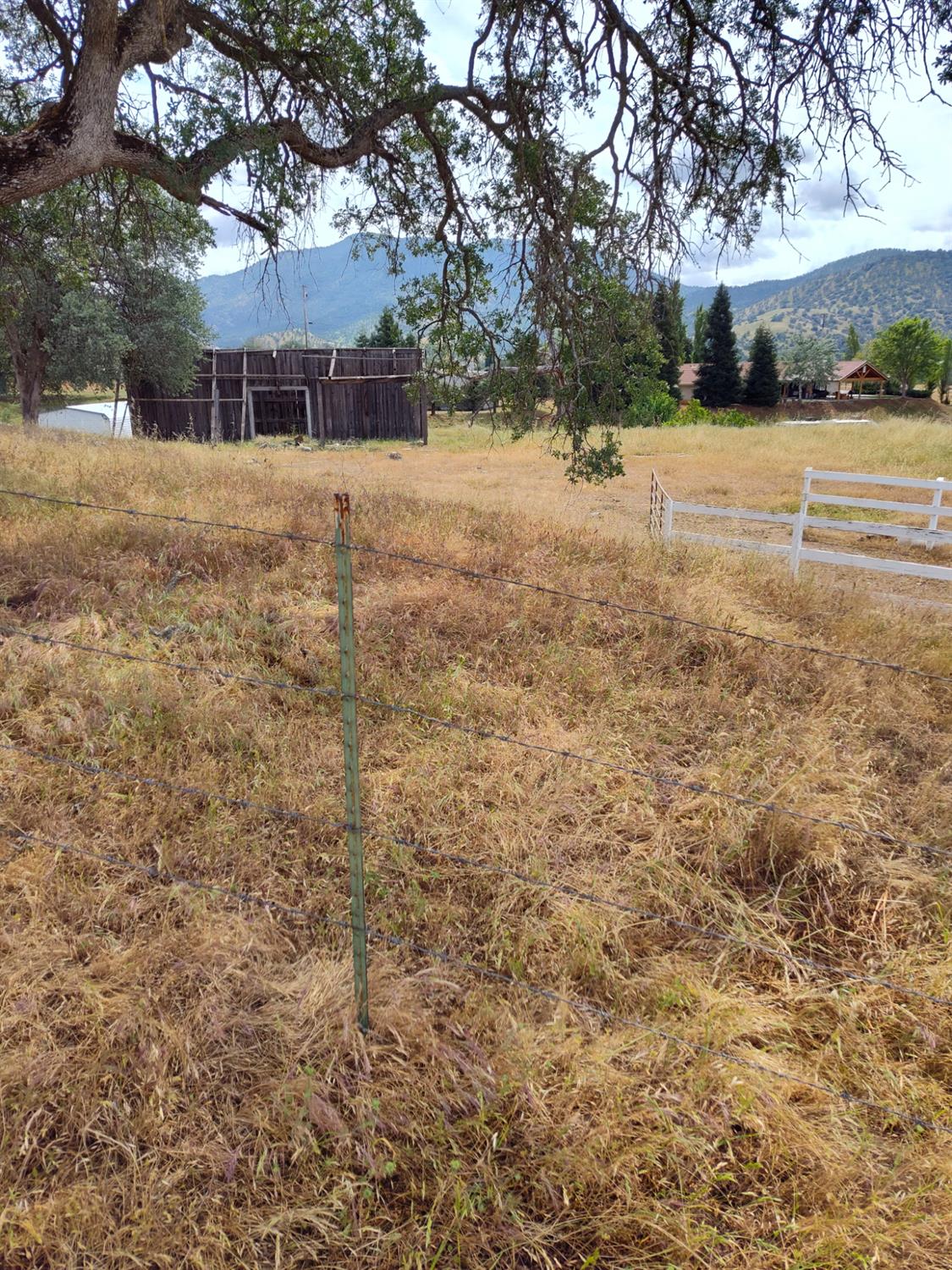 8121 Monreal Dr, Sanger, CA 93657