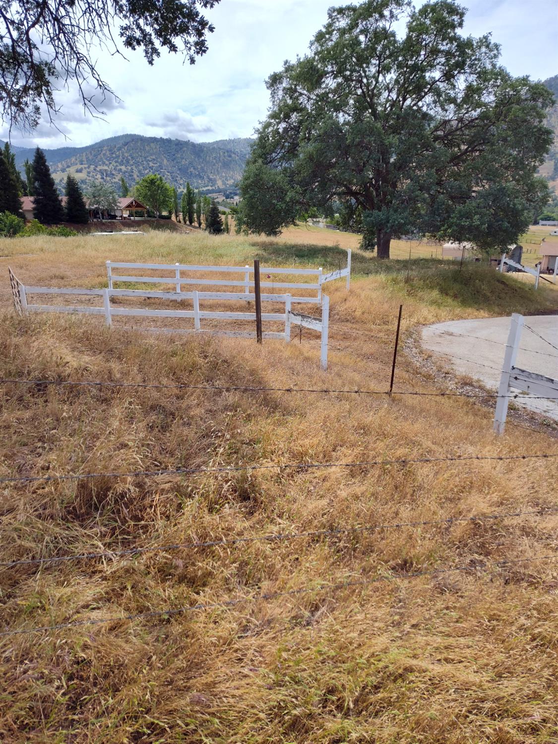 8121 Monreal Dr, Sanger, CA 93657