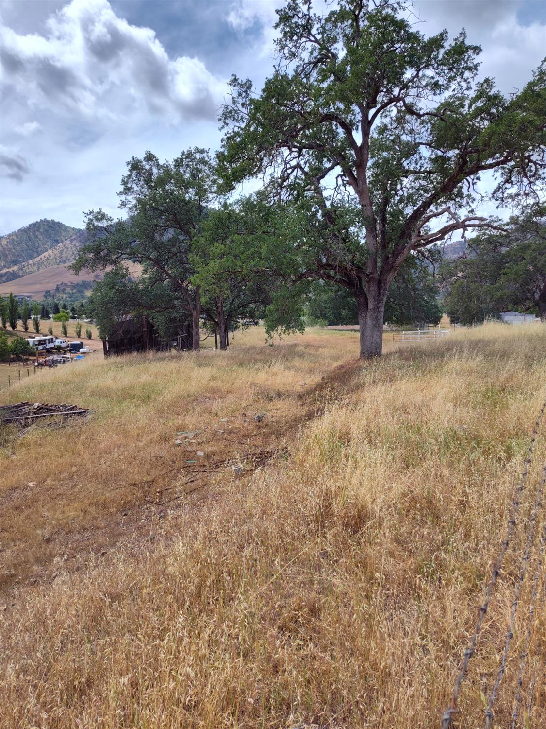 8121 Monreal Dr, Sanger, CA 93657