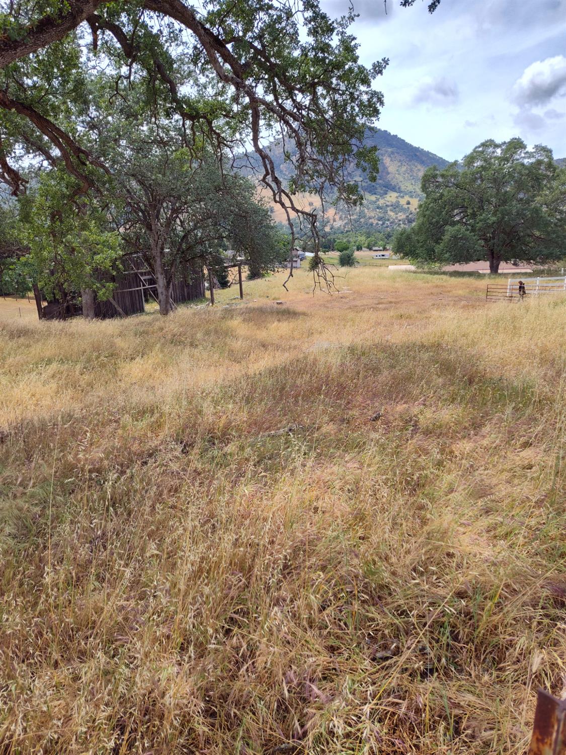 8121 Monreal Dr, Sanger, CA 93657