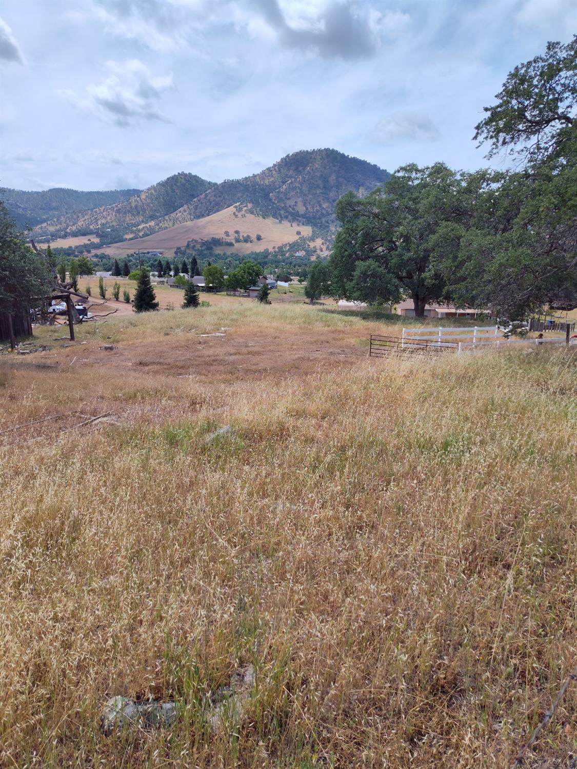 8121 Monreal Dr, Sanger, CA 93657