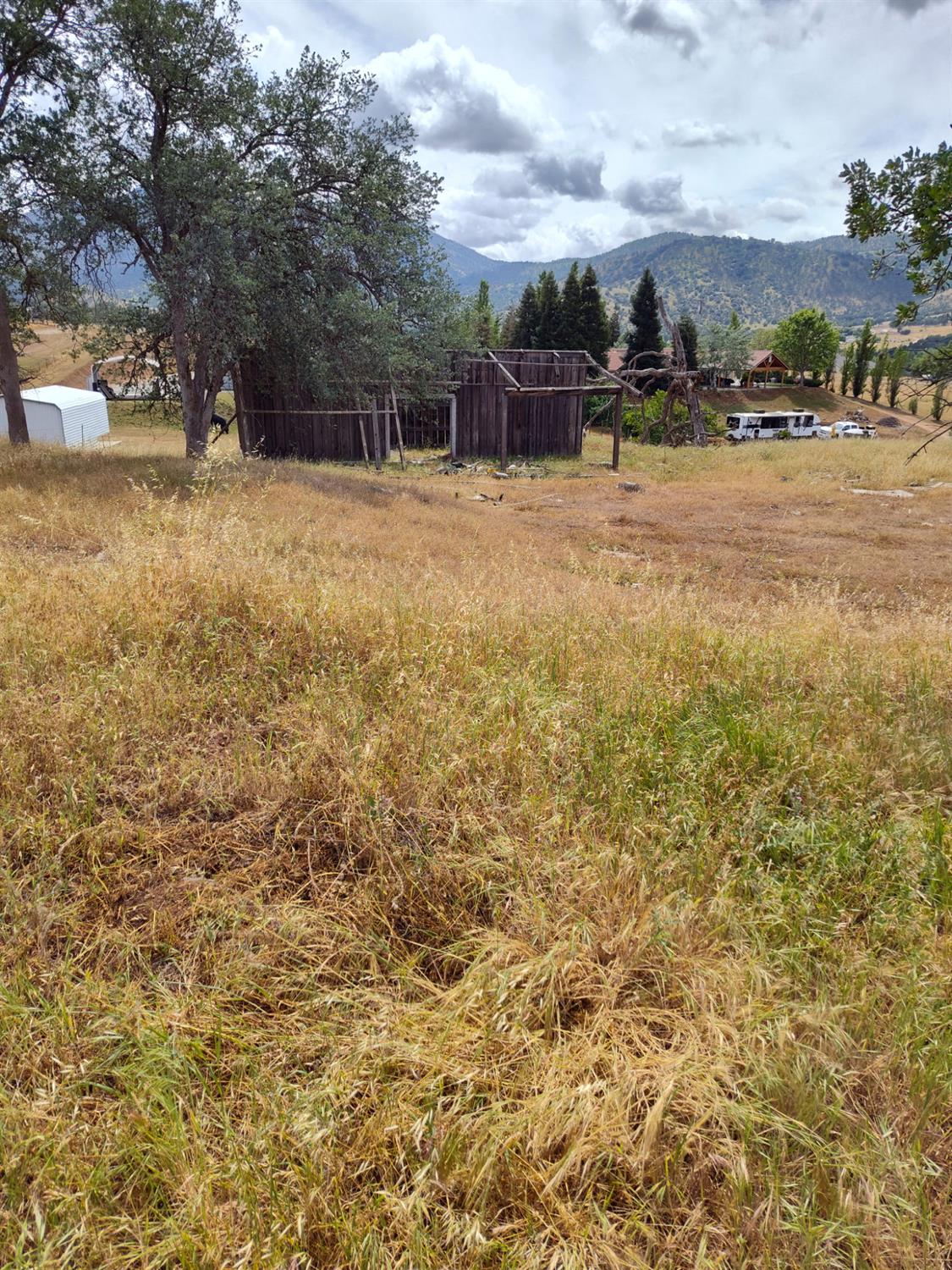 8121 Monreal Dr, Sanger, CA 93657