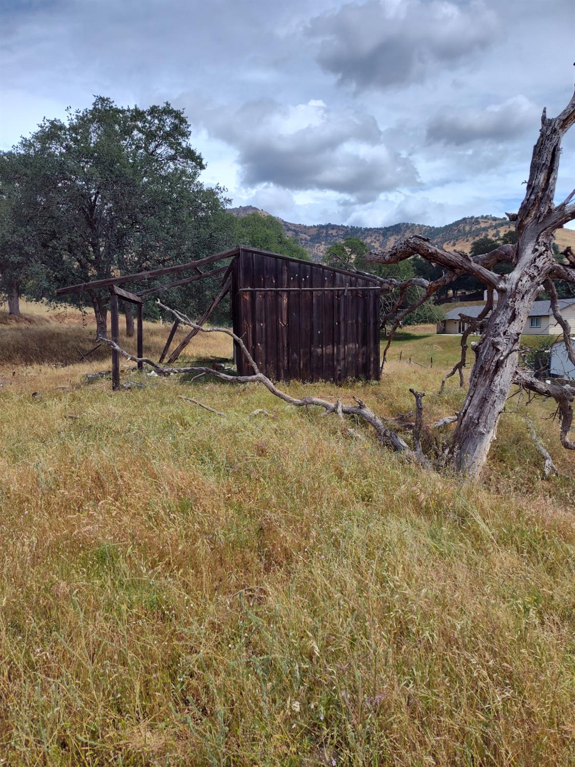 8121 Monreal Dr, Sanger, CA 93657