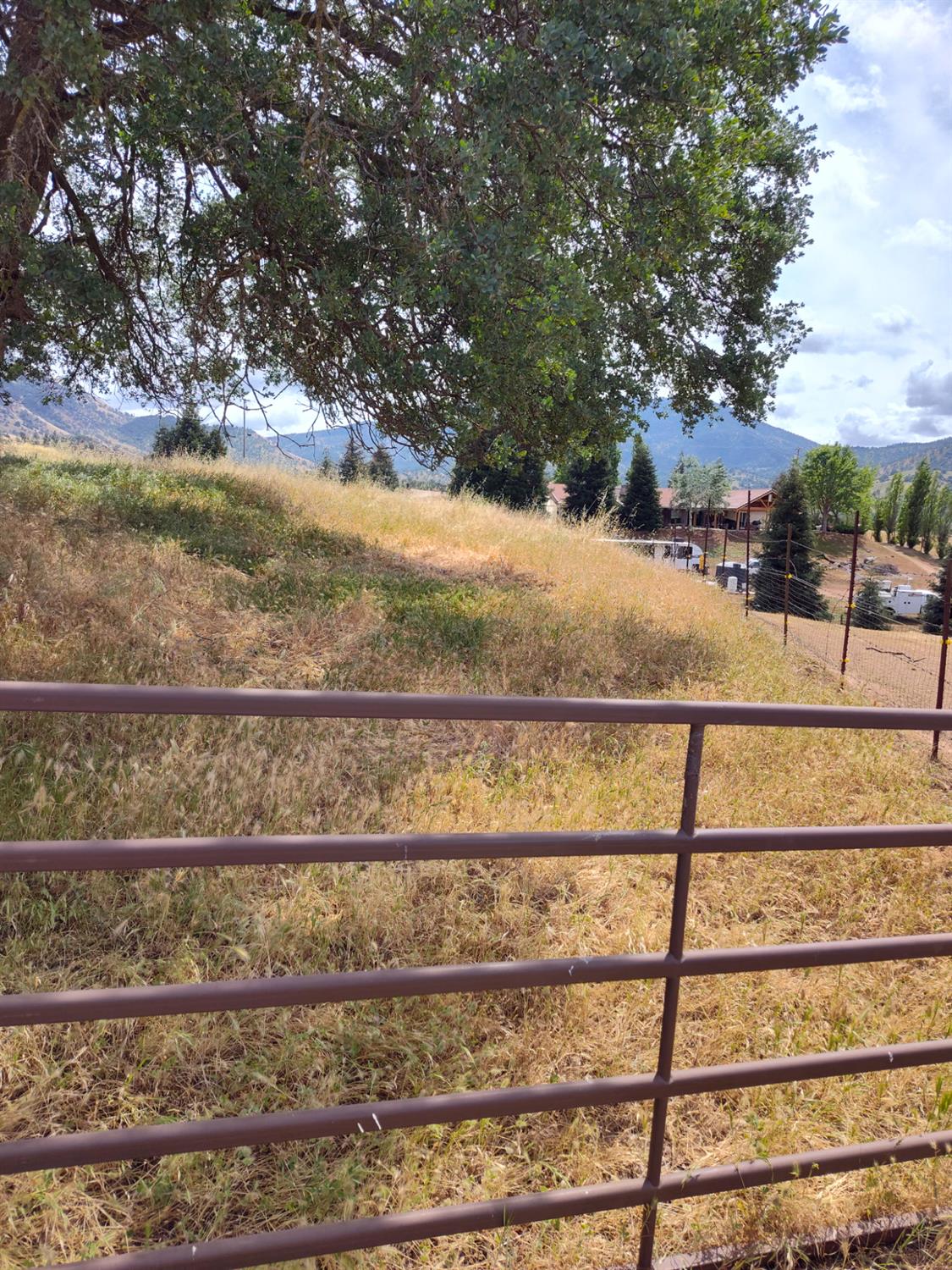 8121 Monreal Dr, Sanger, CA 93657