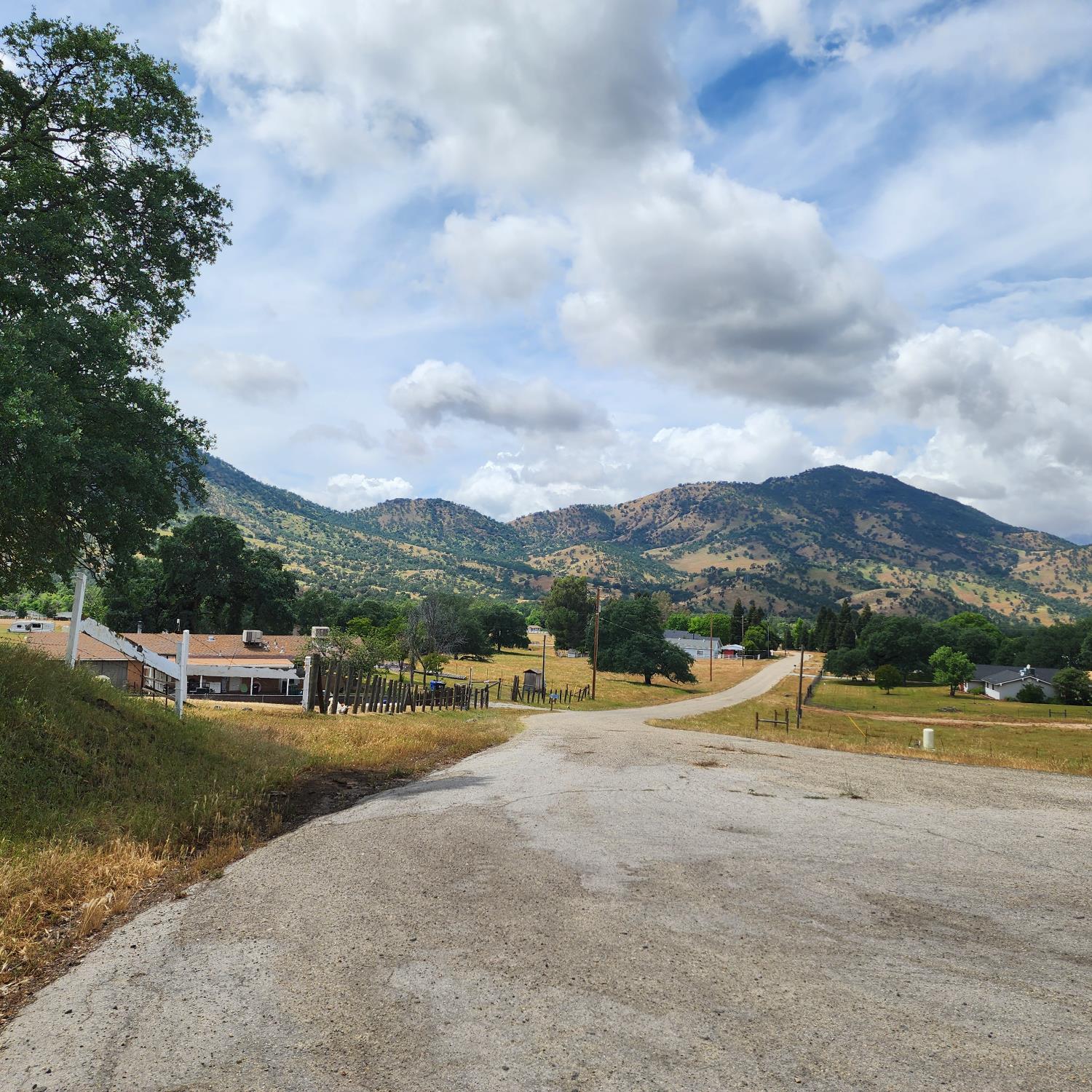 8121 Monreal Dr, Sanger, CA 93657