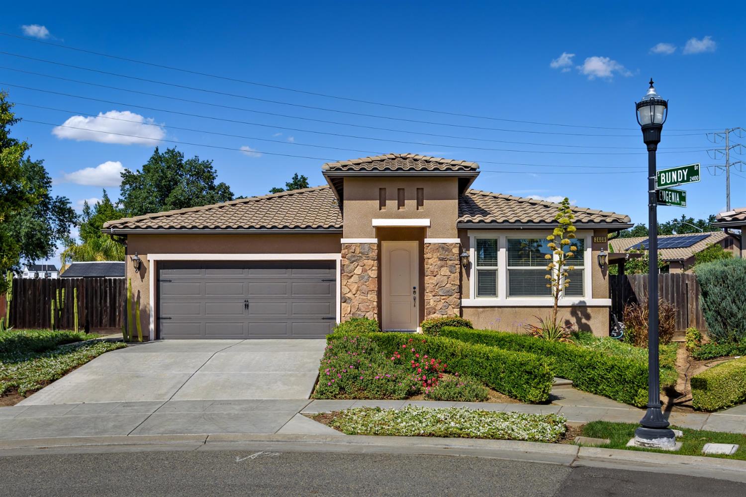 2409 S Bundy Dr, Fresno, CA 93727